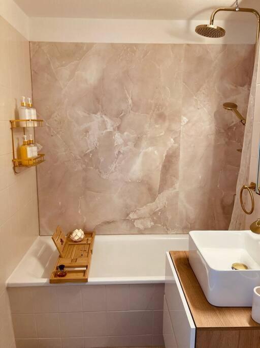 Amalfi Home - Stylish Apartment With Terrace Schoenefeld Exterior photo