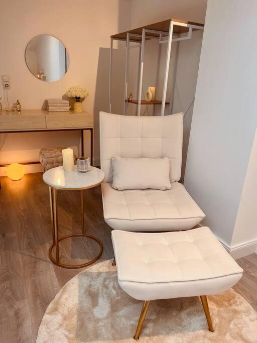 Amalfi Home - Stylish Apartment With Terrace Schoenefeld Exterior photo